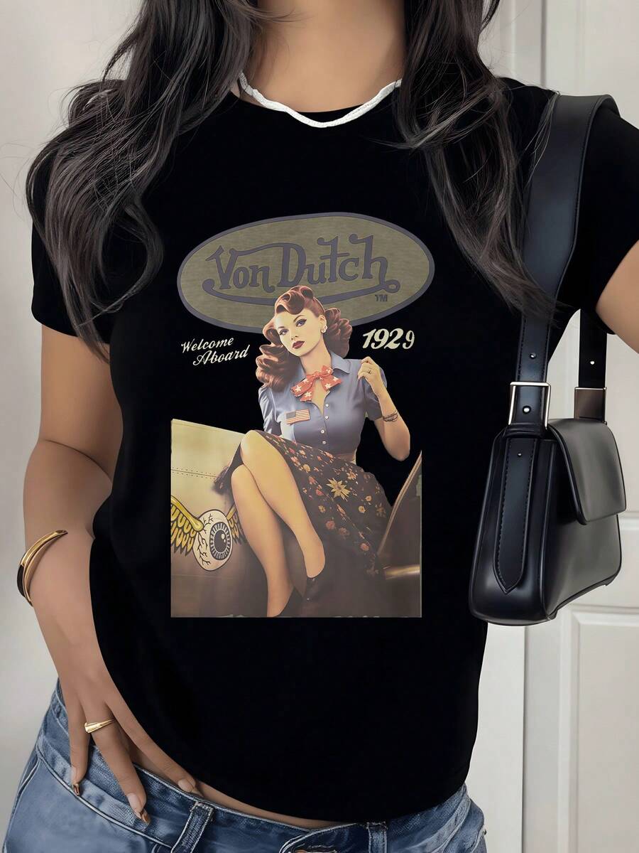 Vintage Female Figure Seated Next To An Airplane Engine With Golden Wings, Evoking Freedom, Strength And Elegance Inspired By Retro Fashion. Comfortable Casual Women's T-Shirt For Everyday Wear - 黑色 - 查看 1