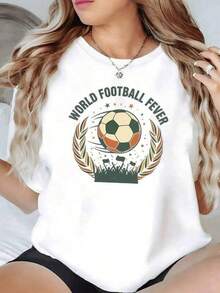 Balón de fútbol rodeado de laureles simbolizando la pasión mundial por el deporte la energía de los estadios y la unión de los aficionados camiseta de mujer casual moderna y cómoda - Negro - Ver 1