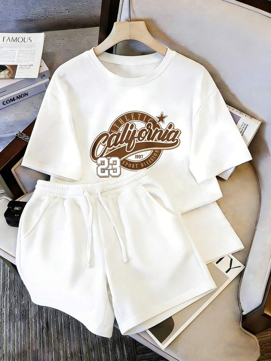 Conjunto de playera y shorts para mujer, estampado de estilo deportivo retro, con letras "California 23" y elemento de estrella, conjunto casual de estilo escolar americano. - Camiseta blanca + pantalones cortos blancos - Ver 1