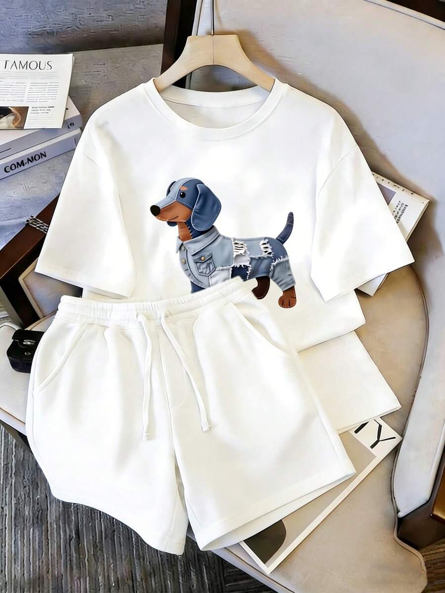 Conjunto de dos piezas para mujer, camiseta y shorts, con estampado 2D de perro salchicha con chaqueta de vaquero desgastada en el frente de la camiseta, diseño creativo de perro, chaqueta de vaquero azul y gris con cuerpo de perro marrón, detalles de roturas y costuras, lleno de estilo moderno, conjunto casual - Camiseta blanca + pantalones cortos blancos - Ver 1
