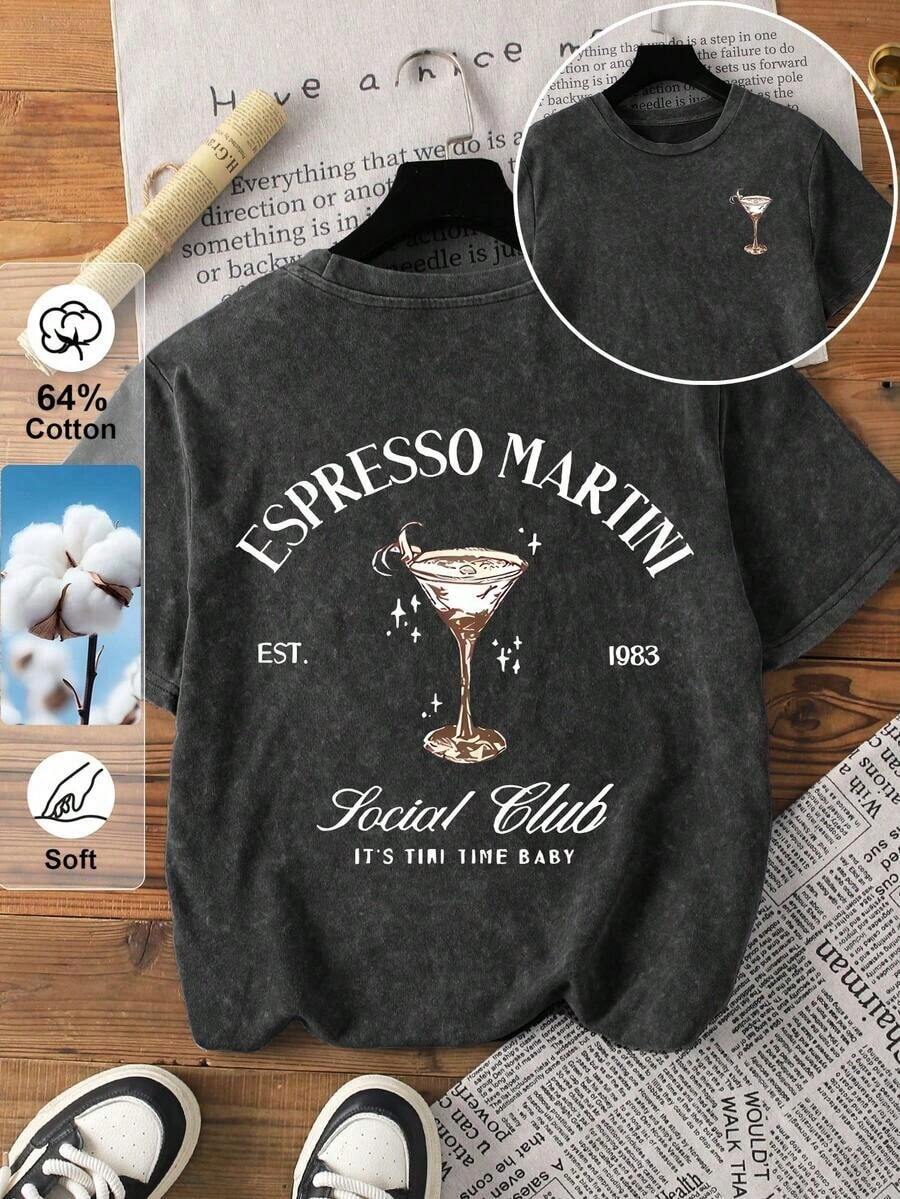 Camiseta Gráfica Reversible Retro Espresso Martini Club para Mujer - Diseño "It's Time To Be" con Copa de Martini y Taza de Café, Camiseta de Manga Corta con Cuello Redondo para Verano, Negra, Ropa Casual de Verano, Diseño Retro Club, Textura Lavada, Camiseta con Estampado Gráfico 100% Algodón - Negro - Ver 1