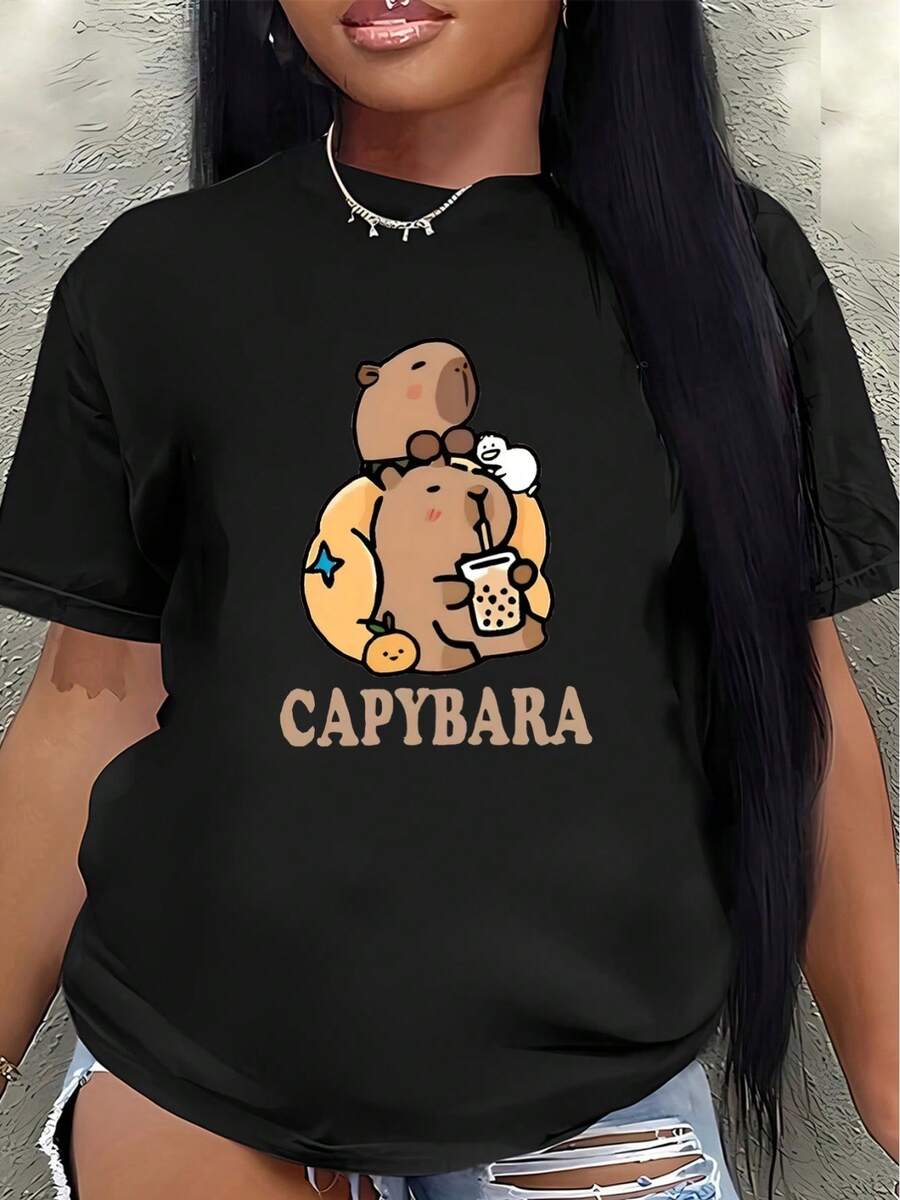 Short-Sleeved Polyester T-Shirt With A Cute Capybara Print. Lightweight And Durable, It's Perfect For Casual Wear At Home, In Cafes, Or During Outdoor Activities. Made From Soft Fabric With A Fun Animal Design, It Combines Everyday Comfort With A Touch Of Style. Women's Casual Blouse - 黑色 - 查看 1