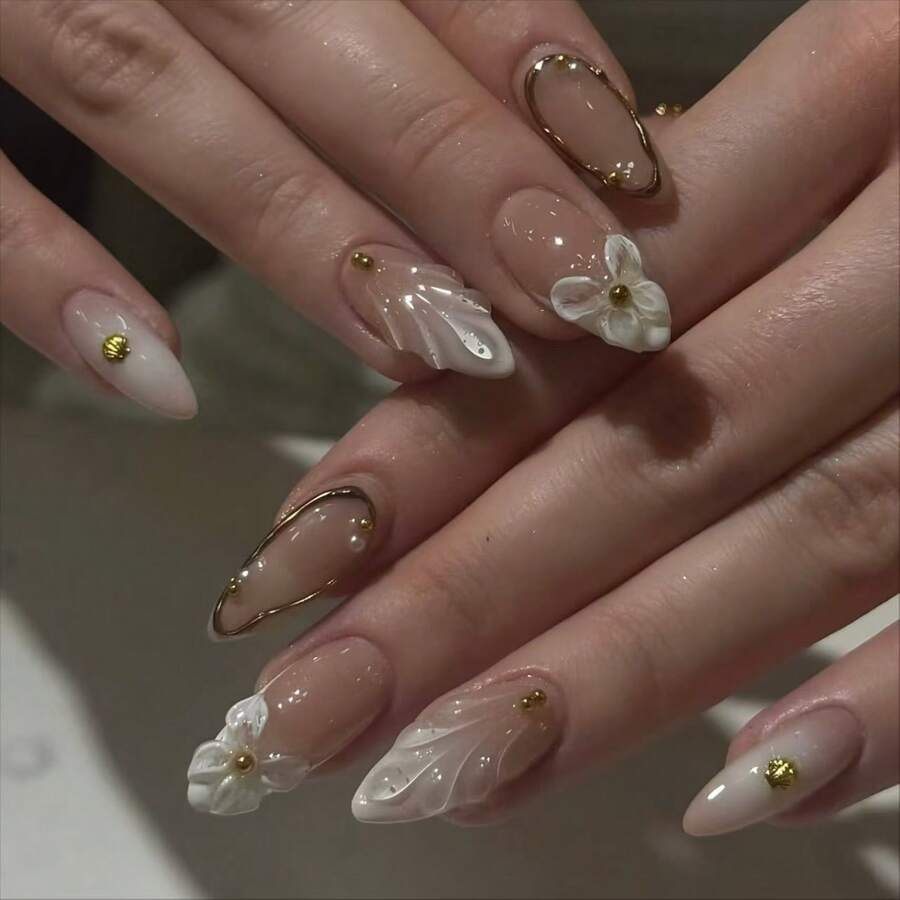 用这款24片/套的法式中长杏仁形白色绽放底色独特设计的3D镀金花朵和3D金珠装饰全覆盖式假指甲,让你的指甲焕然一新——非常适合女性和女孩参加派对、约会和度假。 - 彩色 - 查看 1