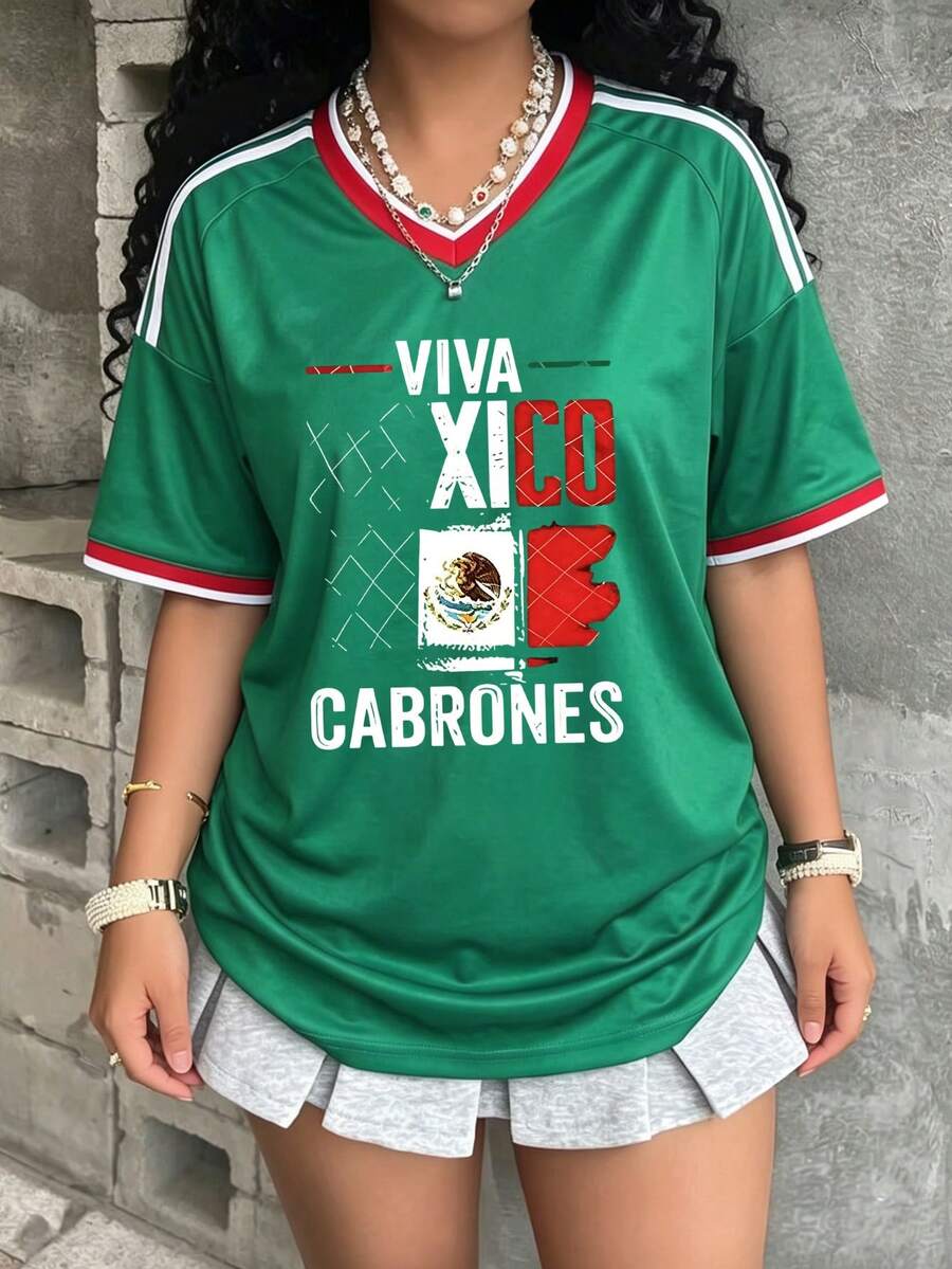 Playera Oversize "Viva México Cabrones" para Mujer - Camiseta Verde V-cuello Estilo Jersey con Diseño Patriótico - Verde - Ver 1