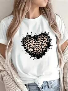 This Lightweight And Durable Short-Sleeved T-Shirt Features A Leopard-Print Heart Design, Perfect For Casual Outings At Home Or Restaurants, Offering A Comfortable Everyday Wear Experience. It's Also Suitable For Elegant Party Outfits, Stylish Ladies' T-Shirts, Blouses For Curvy Women, Prom Skirts, And Casual Wear. The Adorable Animal Print And Fun Letter Print Make It A Great Choice. - 白色 - 查看 1