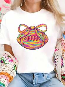 Nueva Camiseta de Moda para Mujer: Estampado Colorido de Fútbol Americano con Lazo Decorativo, Diseño Brillante, Camiseta de Manga Corta, Estilo Deportivo y Moderno para el Verano, Camiseta Casual a la Moda - Camiseta Unisex de Algodón Holgada de Manga Corta y Cuello Redondo Estilo Vintage Urbano. - Blanco - Ver 1