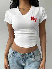 Camiseta de cuello en V con pliegues y estampado del logo de Nueva York NY, estilo minimalista y casual, adecuada para el verano, la vuelta al colegio, el estilo universitario y el estilo "Old Money" para la fiesta de bienvenida - Blanco - Ver 3