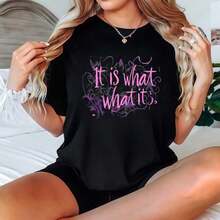Black Short-Sleeved T-Shirt With "It Is What It Is" Graphic Print In Pink, Casual Wear, Casual Blouses For Women. - 黑色 - 查看 1