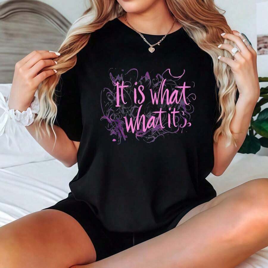 Black Short-Sleeved T-Shirt With "It Is What It Is" Graphic Print In Pink, Casual Wear, Casual Blouses For Women. - 黑色 - 查看 1