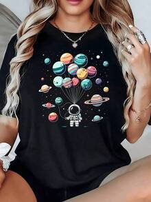 Astronauta sosteniendo globos que parecen planetas simboliza la curiosidad humana y el deseo de explorar universos infinitos en armonía camiseta de mujer 100% algodón - Negro - Ver 1