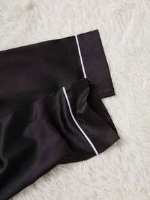 Set de 2 piezas de pijama con top de manga corta y pantalones con bordado de corazón de seda sintética - Negro - Ver 3