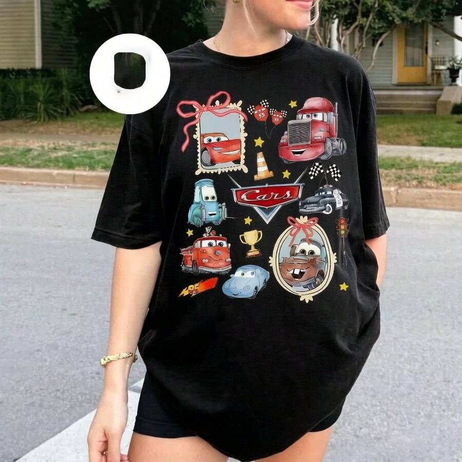 Retro Coquette Bows Disney Cars Shirt, Lightning Mcqueen Mater Sally Carrera Birthday Cars Family Shirt, Disney Girl Trip Shirt Disney Oversized T-Shirt - màu đen - Xem 1