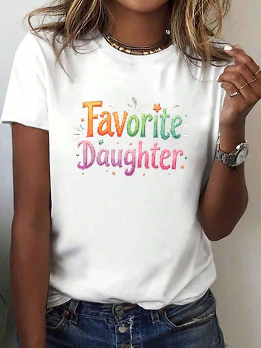 Camiseta de manga corta con cuello redondo para mujer con estampado de "Hija Favorita" - Presenta un diseño geométrico brillante, elástico medio y cómodo, fácil de lavar para usar durante todo el año, camisetas casuales adorables, top de verano relajado, estampado con texto divertido. - Blanco - Ver 1