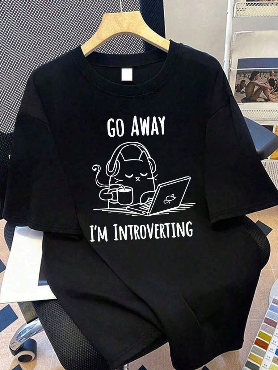 100% Pure Cotton, Breathable And Gentle On The Skin. Classic Crew Neck Design, Slim Fit, And Flattering For All Body Types. Fashionable Print With A Minimalist Style And High-Quality Finish. Unisex Design Perfect For Matching Outfits, Ideal For Everyday Wear, Dates, Leisure, And Streetwear – Versatile And Timeless. - 黑色 - 查看 1