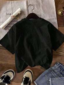 100% Pure Cotton, Breathable And Gentle On The Skin. Classic Crew Neck Design, Slim Fit, And Flattering For All Body Types. Fashionable Print With A Minimalist Style And High-Quality Finish. Unisex Design Perfect For Matching Outfits, Ideal For Everyday Wear, Dates, Leisure, And Streetwear – Versatile And Timeless. - 黑色 - 查看 3