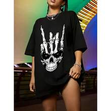 Camiseta Gótica para Mujer con Gráfico de Calavera y Cadenas - Camiseta Urbana Edgy en Blanco y Negro con Cuello Redondo, Hombros Caídos y Manga Corta - Prenda Casual Esencial para Combinar en el Día a Día y Eventos Temáticos - Ajuste Cómod - Negro - Ver 1