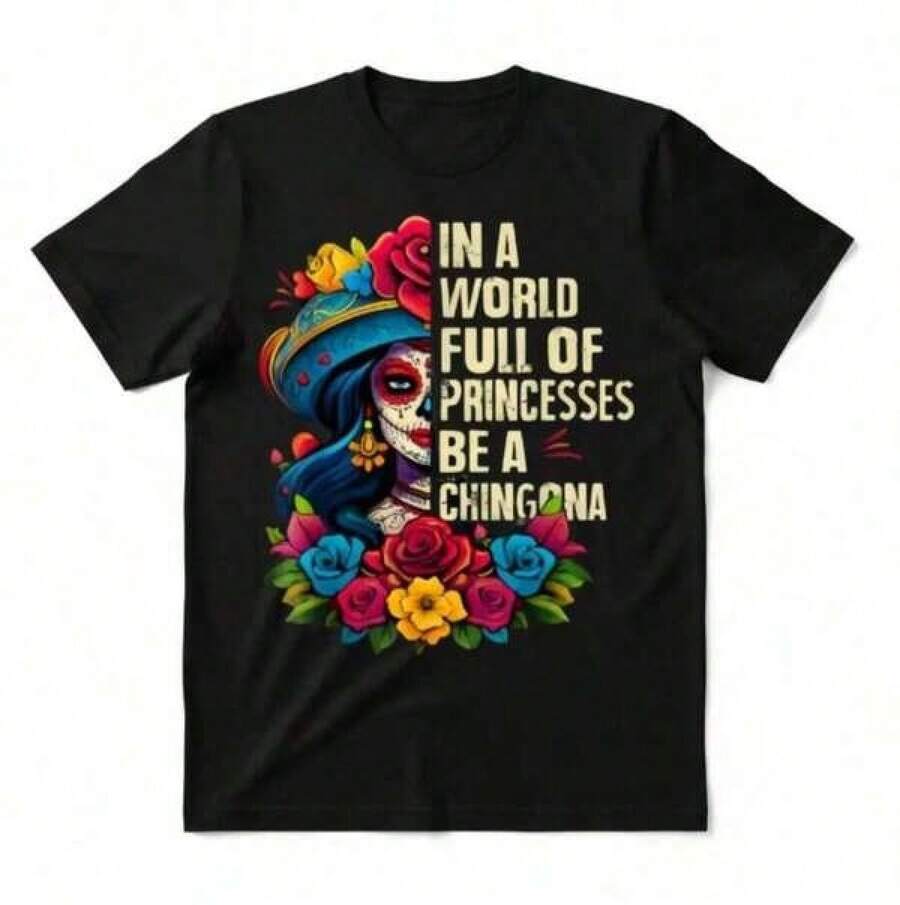 Camiseta Negra con Estampado de Calavera Mexicana y Flores con Frase En Un Mundo Lleno de Princesas Sé una Chingona para Fiesta de Día de Muertos y Ocasiones Casuales - Negro - Ver 1