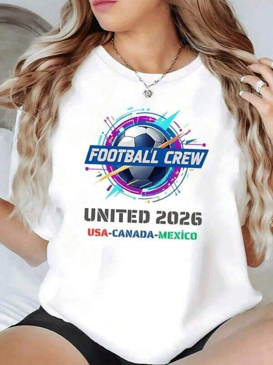 Balón rodeado de energía colorida que simboliza la unión de países apasionados por el fútbol y la fuerza del espíritu deportivo camiseta de mujer cómoda moderna para fanáticas del mundial 2026 - Negro - Ver 1