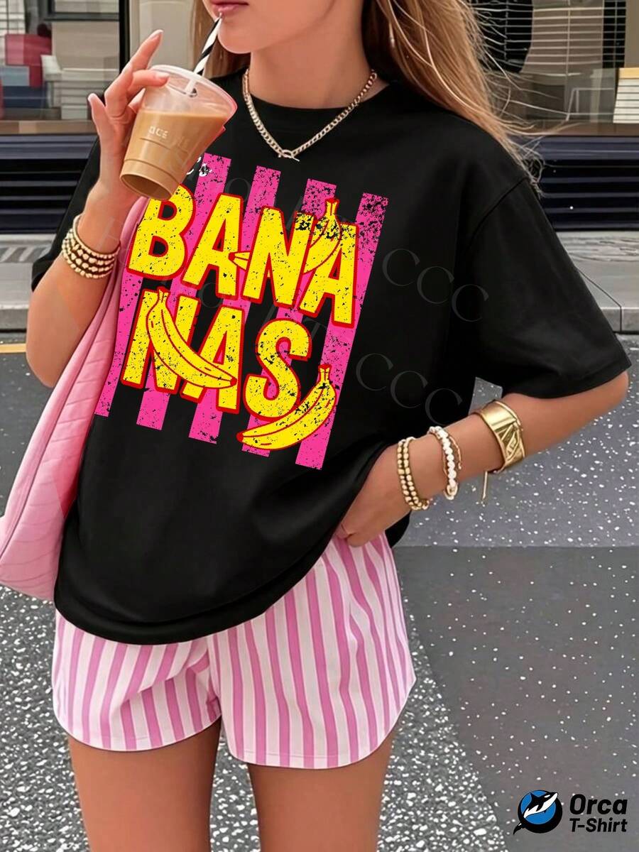 Una camiseta de manga corta para mujer, moderna, a la moda, retro, casual y holgada, adecuada para actividades al aire libre en primavera y verano.Camiseta de mujer de 180g, estilo Y2K, personalizada y a la moda, de corte holgado y manga corta, elegancia de estilo urbano, informal para el día a día y transpirable, ropa de verano con estampado creativo, ideal como regalo para deportes al aire libre.Fondo rosa con llamativas letras amarillas de "BANANAS" y un patrón de plátanos.Moderna, vanguardista y llena de energía.Adecuada para conjuntos de verano, resaltando una personalidad única.blusas para mujer,blusas casuales para dama,tops,, mujer premium,y2k,playeras de mujer curvy,ofertas y liquidaciones ropa mujer,playeras deportivas para mujer,,playeras de hombre, mujer,blusas>elegante YYX0 - Negro - Ver 1
