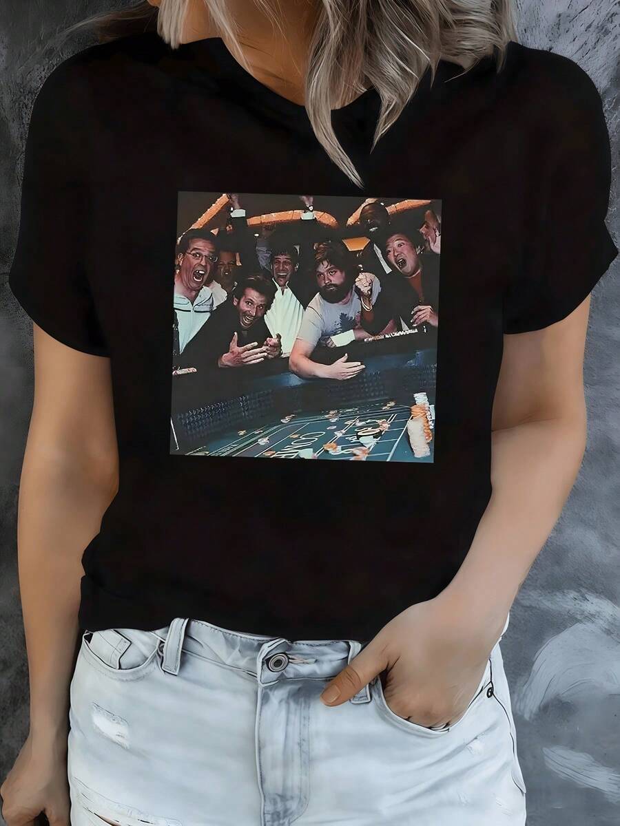 Lively Scene Of People Celebrating At An Illuminated Gaming Table Conveying Energy And Movement; Comfortable Modern Casual Women's T-Shirt For Everyday Wear - 黑色 - 查看 1
