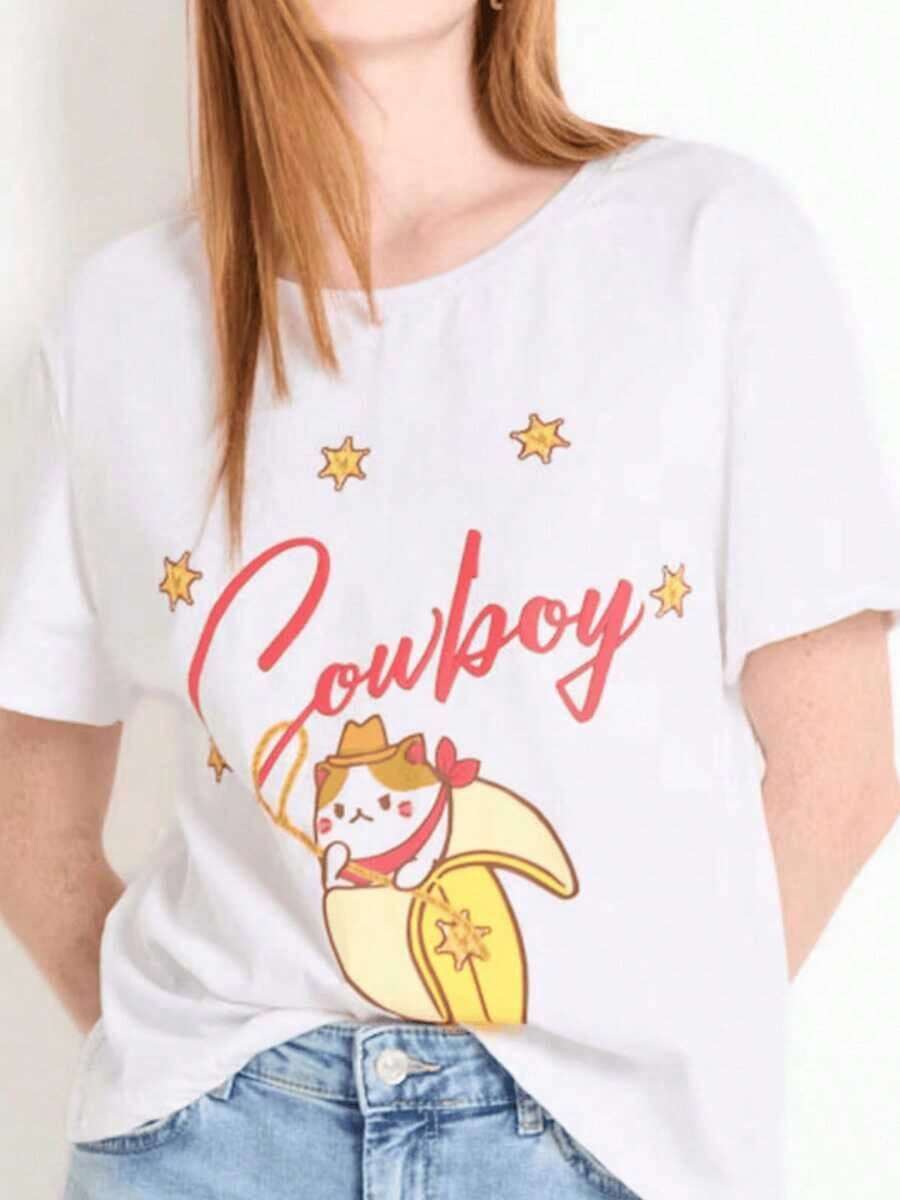 Gato vaquero adorable con sombrero y lazo montando un plátano sonriente rodeado de estrellas que transmiten humor y energía positiva camiseta de mujer casual divertida ideal para uso diario - Blanco - Ver 1