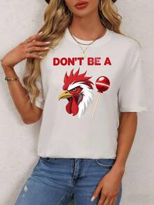 Women's Casual White T-Shirt With The Red Text "DON'BE A", A Head Design, And A Red Lollipop Design. | Fashionable Look With Long, Wavy Blonde Hair, Combined With Layered Gold Necklaces, Bracelets, And Rings - Suitable For Everyday Wear And  Spring/Summer Outfits - Unisex Short-Sleeved, Crew Neck, Loose Cotton T-Shirt With An Urban Vintage Style. - 白色 - 查看 7