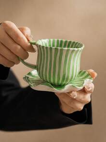 DearDali 2 قطعة (1 كوب + 1 صحن) طقم أكواب شاي سيراميك مصنوعة يدويًا غير متماثلة بسعة 300 مل مع تصميم خطوط عمودية ناعمة، حافة متموجة، مقاومة للحرارة، آمنة للميكروويف وغسالة الأطباق، ديكور مثالي لطاولة الإفطار، مناسبة لشاي بعد الظهر في المنزل وهدية للفتيات - متعدد الألوان - مشاهدة 5
