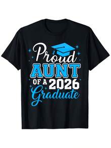 1 camiseta para tía orgullosa de un graduado de 2026, con diseño negro y estampado de diploma de graduación azul. Es una camiseta informal de manga corta y cuello redondo que ofrece un ajuste cómodo y regular. 180g 100% algodón. - Negro - Ver 6