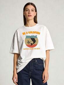 "Be A Goldfish" Graphic T-Shirt | Casual Short Sleeve Crew Neck T-Shirt | Plus Size Women's Spring/Summer Clothing With Distinctive Prints, The First Choice For Leisure Travel, Suitable For Home Wear And Holiday Wear. - 白色 - 查看 1