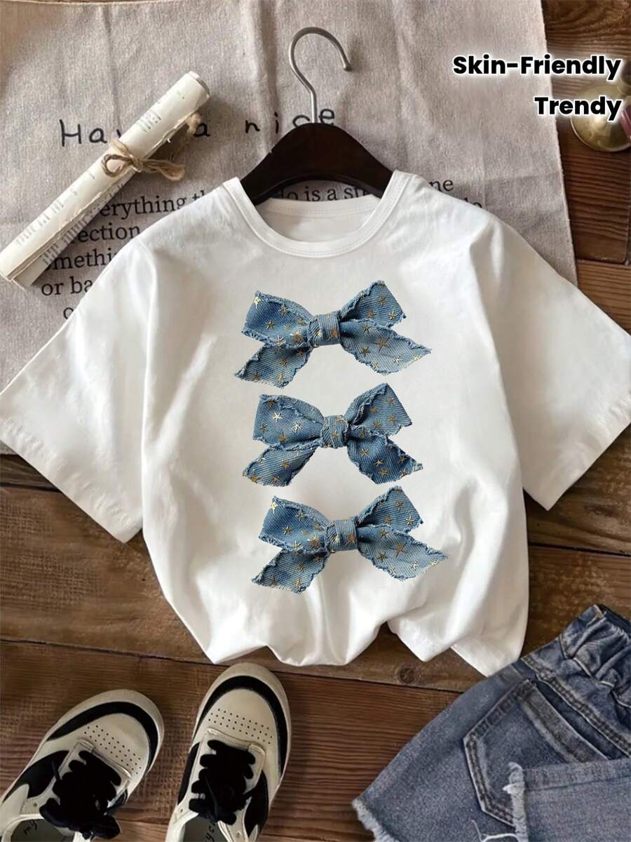 Esta camiseta de manga corta presenta un estampado de lazo en imitación de mezclilla, un cuello redondo suave y cómodo, perfecta para salidas de verano. Crea un aspecto elegante y es un excelente regalo para niñas jóvenes. - Blanco - Ver 1