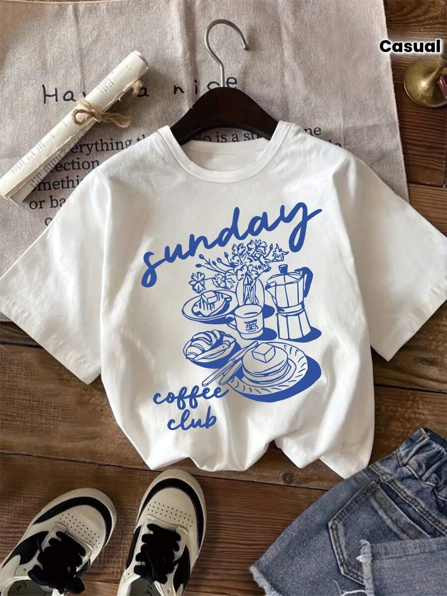 Camiseta de manga corta para niñas con estampado de "Sunday Coffee Club" (cafetera, pan y vajilla), cuello redondo suave, ideal para ocasiones casuales y deportivas, es un excelente regalo de ropa. - Blanco - Ver 1
