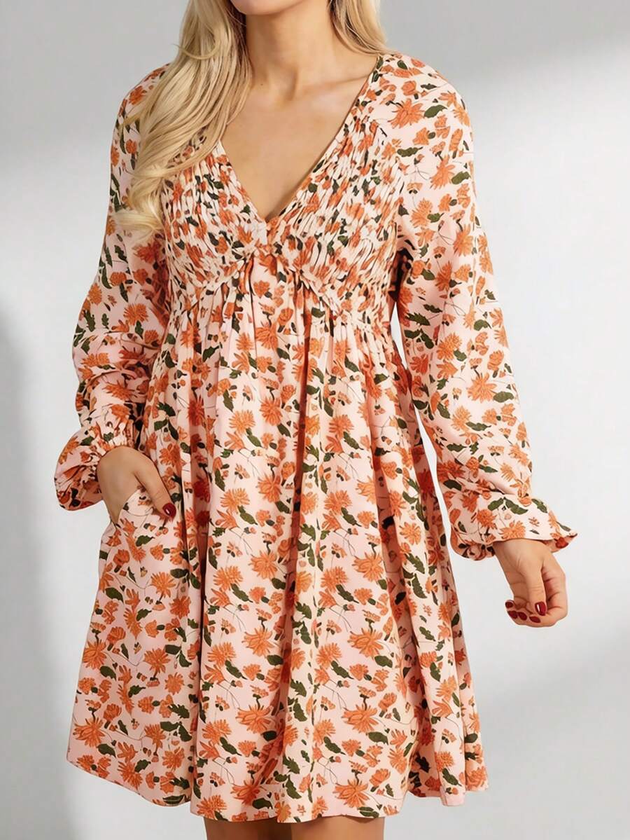 CILKOO Vestido de muñeca con escote en V profundo, busto fruncido, mangas abultadas, volantes en el bajo y bolsillos, en estilo de vacaciones, color beige con estampado floral - Beis - Ver 1