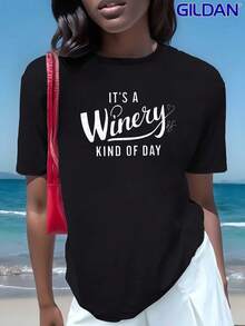 Camiseta de mujer con temática de vino para entusiastas del vino - Ajuste cómodo, manga corta, cuello redondo, diseño casual con copa de vino y uva, adecuada para eventos de cata de vino y vestimenta, patrón geométrico, corte holgado, rojo brillante, estampado con temática de vino, tela transpirable, ideal para amantes del vino, elegante y cómoda, adecuada para actividades casuales y reuniones sociales, diseño perfecto para entusiastas del vino, encantador diseño con temática de vino, camiseta de vino. - Negro - Ver 1