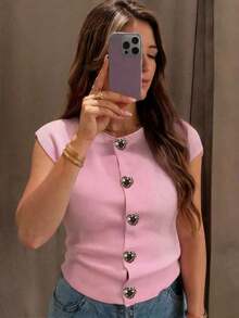 Camiseta sin mangas de punto para mujer, nueva colección primavera/verano, de estilo minimalista y elegante, con cuello redondo, diseño sin mangas, decoración con botón con forma de corazón, top corto y ajustado en color rosa, adecuado para uso casual, trabajo, viajes, citas, ceremonias de graduación y fiestas - Rosa - Ver 12