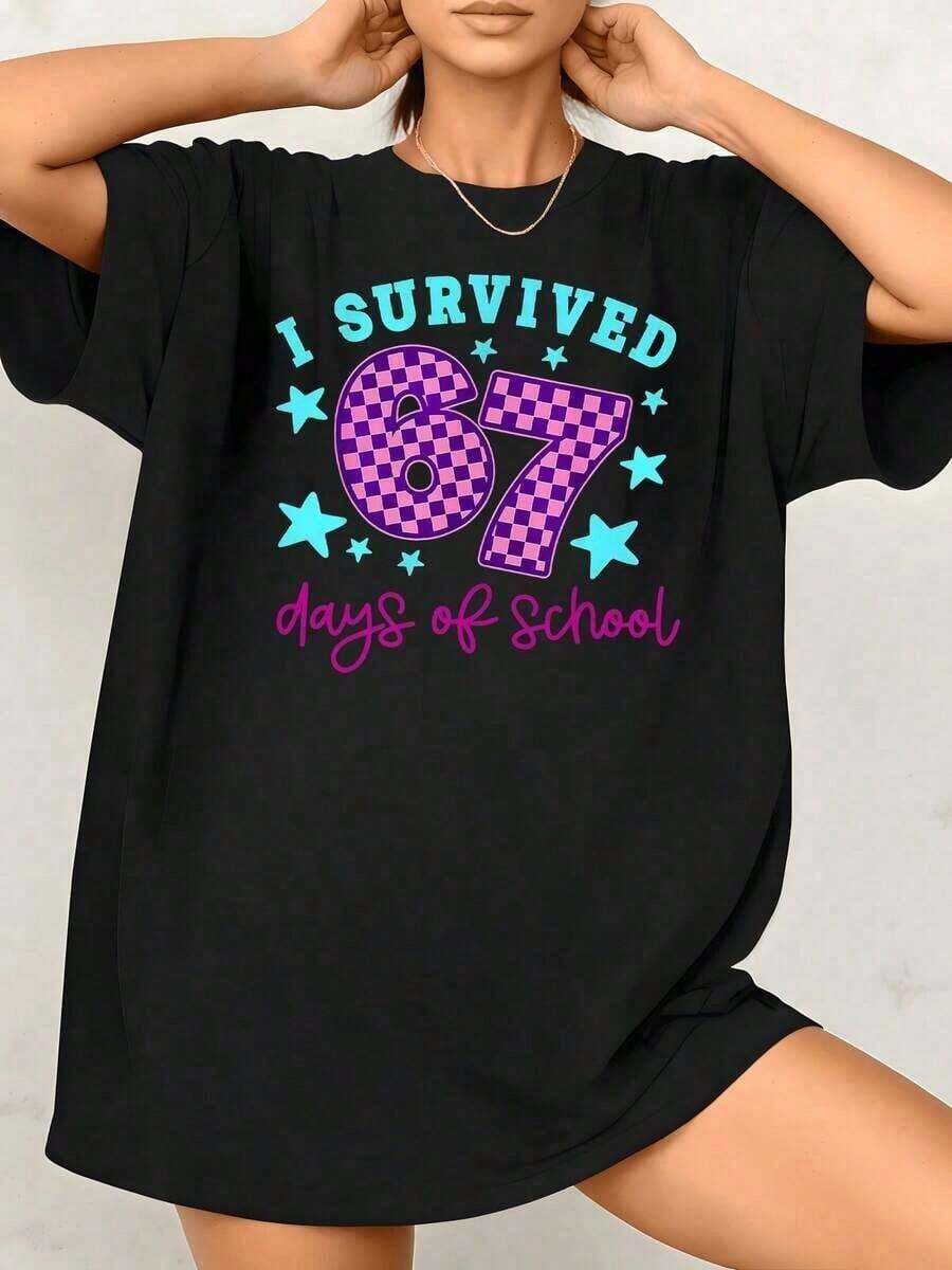 Playera Casual Corte Holgado 1 pieza con Frase Divertida para Mujer, Camiseta Retro Casual Vintage con Estampado Gráfico "Sobreviví 67 Días de Escuela", 100% Algodón, Cuello Redondo, Camiseta para Mujer. - Negro - Ver 1