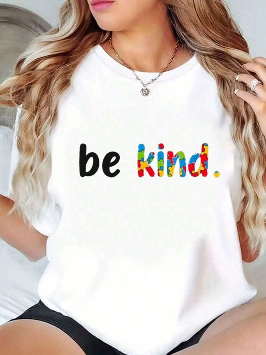 Soft, Breathable, And Lightweight For All-Day Comfort. Women's T-Shirt With A "Be Kind" Checkered Print, Crew Neck, For Casual Wear And Everyday Outfits. Comfortable, Loose-Fitting Top With An Inspirational Message, Perfect For Everyday Activities And Makes A Great Gift. Machine Washable And Suitable For All Seasons. 220g. Classic Crew Neck With A Relaxed Fit That Flatters All Body Types And Is Easy To Pair With Jeans, Shorts, And Leggings. - 白色 - 查看 1
