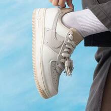 Nike Air Force 1 '07 Sepatu Sneaker Low-Top yang Nyaman, Serbaguna, Kasual, Dasar, Anti Selip, dan Tahan Lama, Wanita, Beige Pink - Putih pudar/merah muda - View 4