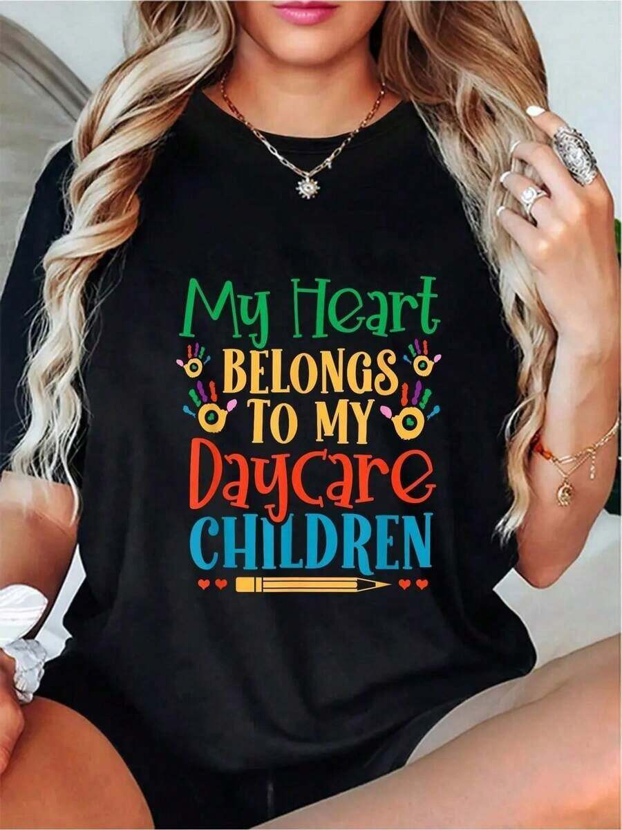 Camiseta única y hermosa con el diseño colorido "Mi corazón pertenece a mis niños de guardería" ideal para educadores y amantes de la enseñanza perfecta para mostrar tu pasión por los pequeños y2k. ¡Hazla tuya y destaca tu estilo! - Negro - Ver 1