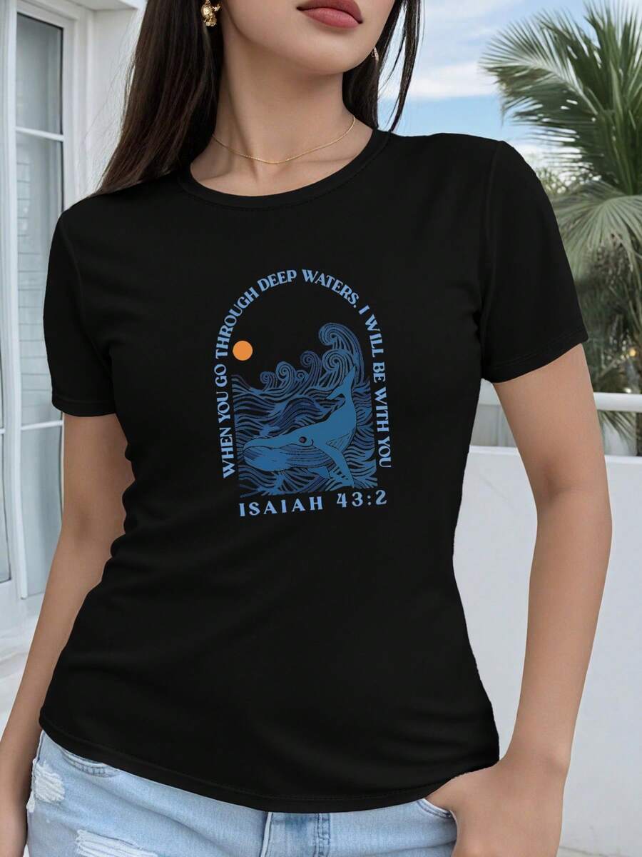 Camiseta de manga corta de corte regular para mujer - Camiseta casual de cuello redondo con diseño geométrico 2D de ballena y ola, con estampado de versículos bíblicos, adecuada para todas las estaciones, disponible en múltiples colores y tallas, moda para vacaciones, estética vintage - alta calidad. - Negro - Ver 1
