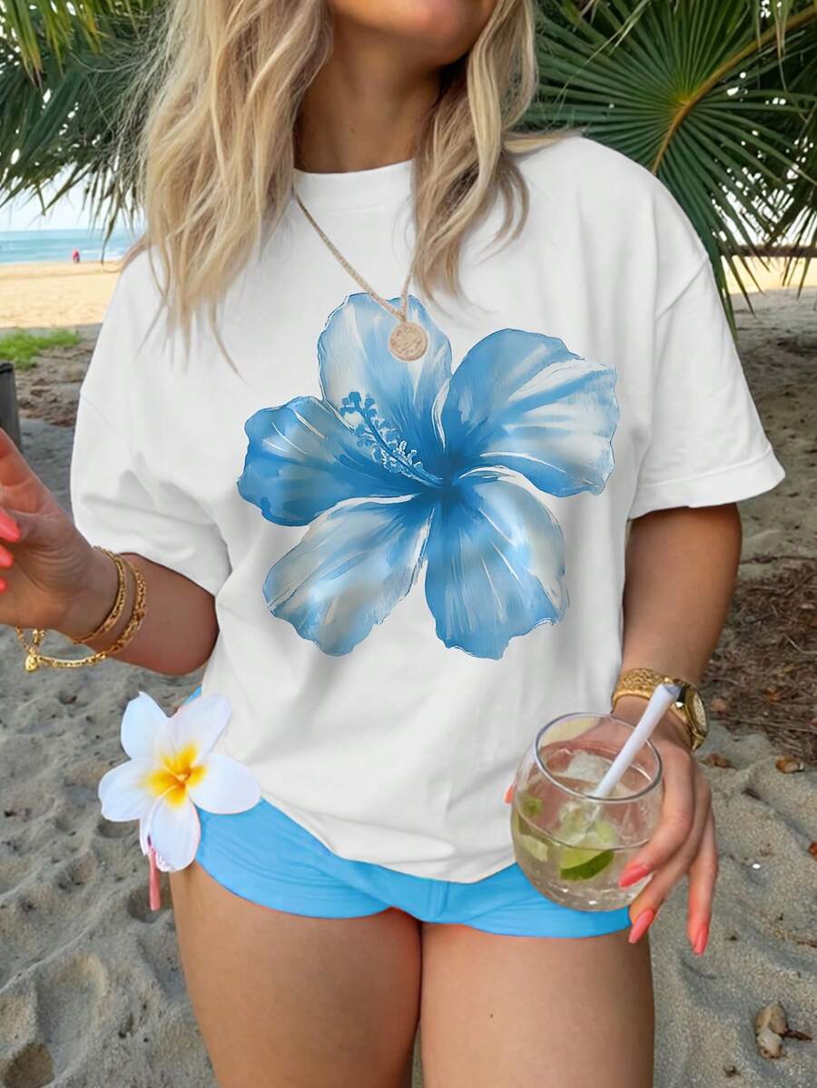 Camiseta de Mujer con Estampado de Flor de Hibisco Azul Grande - Diseño Realista de Pétalos Suaves de Plumeria Hawaiana, Blusa Blanca de Manga Corta para Uso Casual y de Playa, Lavable a Máquina para Vacaciones y Atuendos Informales - Blanco - Ver 1