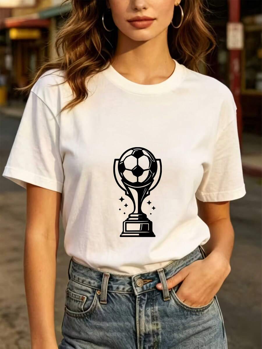 Camiseta cómoda de 180g con diseño de trofeo de fútbol para uso diario, una de las favoritas entre los aficionados, un excelente regalo familiar y una gran opción para actividades de team building en la oficina, perfecta para las celebraciones del 4 de julio y para uso casual diario. |   Diseño exquisito |     Suelto y cómodo |     Fácil de combinar | - Blanco - Ver 1