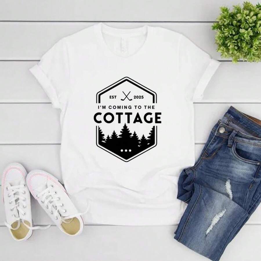 Camiseta "Coming To The Cottage" con inspiración en el hockey y el romance, camiseta de la rivalidad calentada, camiseta Booktok, camiseta unisex de manga corta para actividades al aire libre. - Blanco - Ver 1