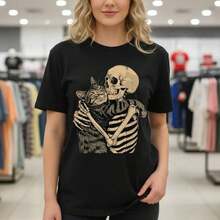 Women's Cotton T-Shirt With Graphic Print Of A Skeleton Hugging A Cat, Casual Short-Sleeved Round Neck T-Shirt, Loose-Fitting Top For Everyday Wear, Sizes S-5XL, Basic Black T-Shirt With Vintage Skull And Cat Design, Soft And Comfortable Pure Cotton T-Shirt For Women. - 黑色 - 查看 1