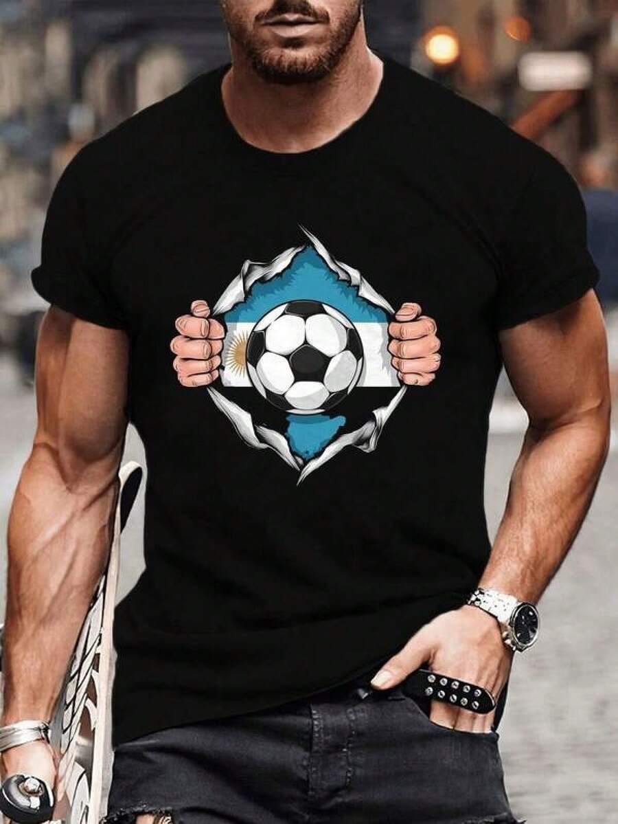 El gráfico muestra unas manos que rasgan la tela revelando un balón de fútbol rodeado por la bandera argentina simbolizando pasión orgullo nacional y fuerza deportiva en la Copa Mundial 2026 Camiseta de hombre 100% algodón - Negro - Ver 1