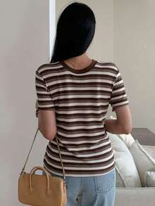 Top casual de ajuste ceñido con cuello redondo y mangas cortas a rayas, para uso diario, estilo veraniego "Old Money" - Marrón - Ver 5