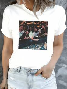 Escena animada de personas celebrando en una mesa de juego iluminada que transmite energía y movimiento camiseta de mujer casual moderna cómoda para uso diario - Blanco - Ver 8