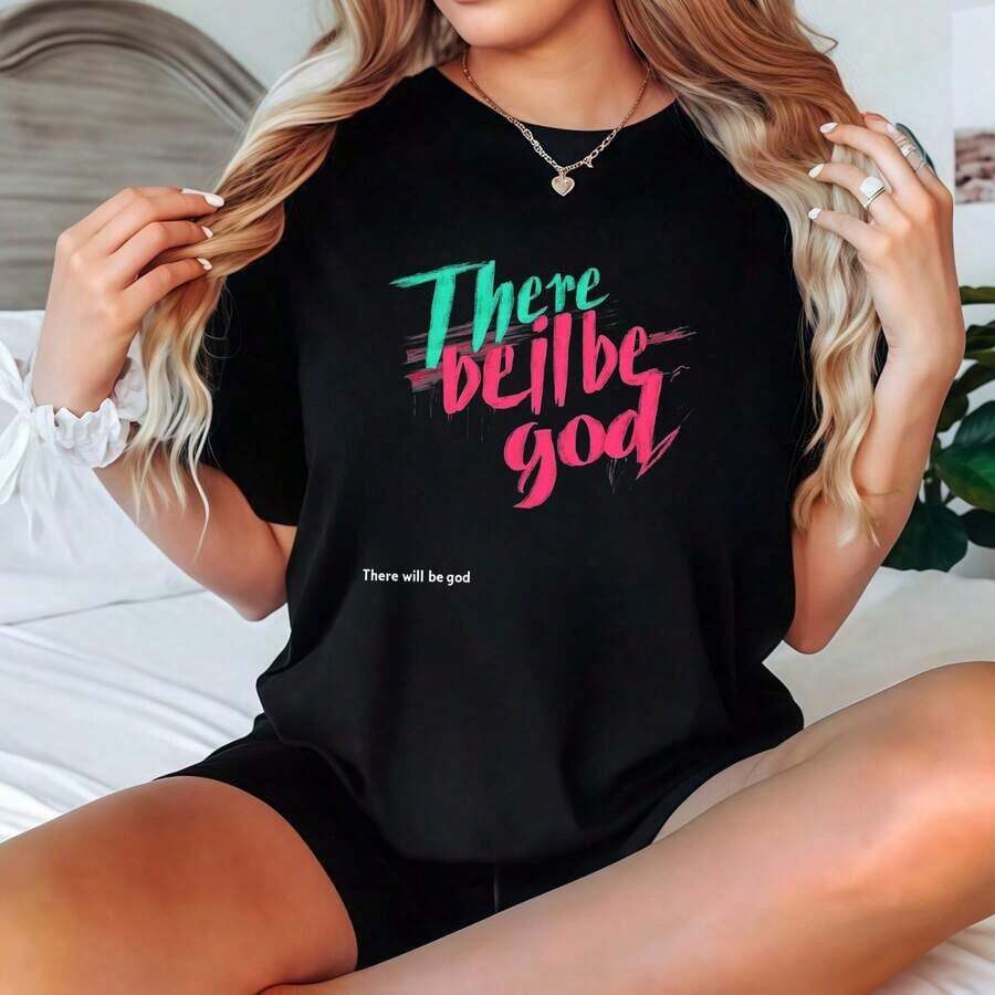 Camiseta Negra de Manga Corta con Estampado Gráfico Colorido 'There Will Be God', Ropa Casual, Playera Holgada para Mujer - Negro - Ver 1