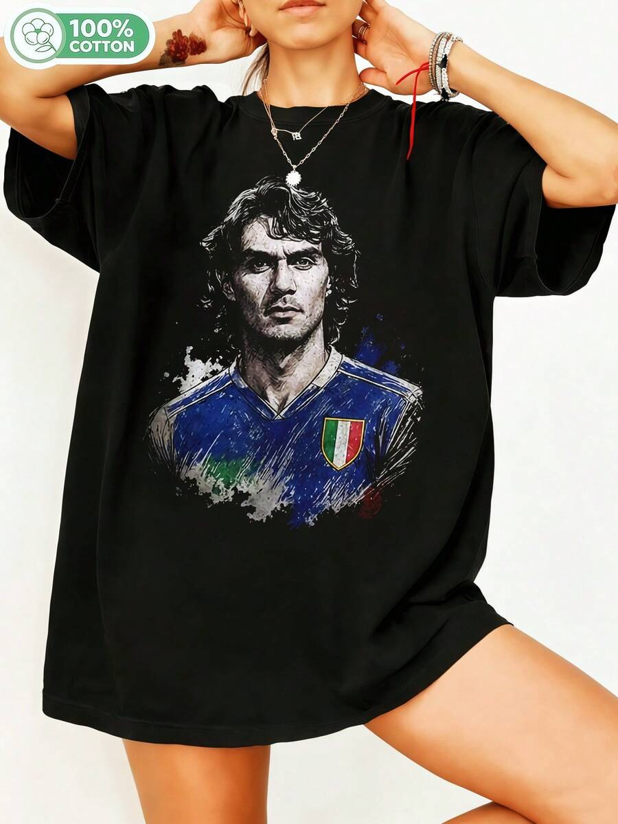 T-shirt unisexe en coton, style rétro vintage, orné d'un motif graphique rétro, inspiré de la légende du football italien Paolo Maldiniii. Idéal pour les fans de sport, hommes et femmes, à porter au quotidien. - Noir - Voir 1