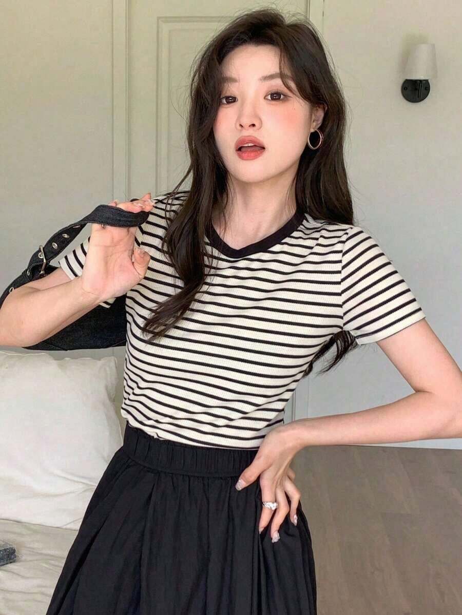 Camiseta casual de mujer de manga corta con cuello redondo, estampado de rayas, para salir - Negro - Ver 1