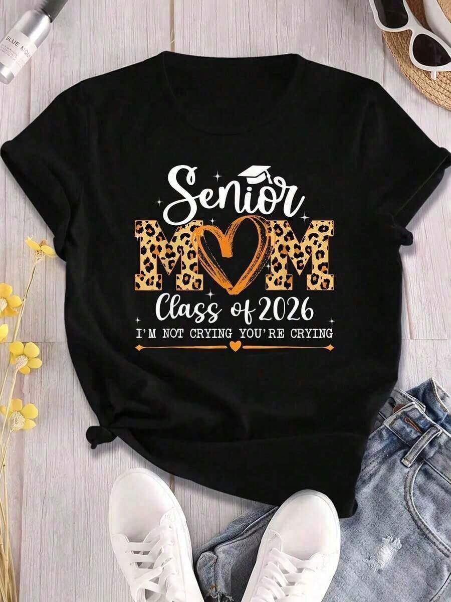 Camiseta de cuello redondo para mujer, diseño de corazón con estampado de leopardo, "No estoy llorando, tú estás llorando", regalo de graduación para madre de graduado, 220g, transpirable y cómoda. - Negro - Ver 1